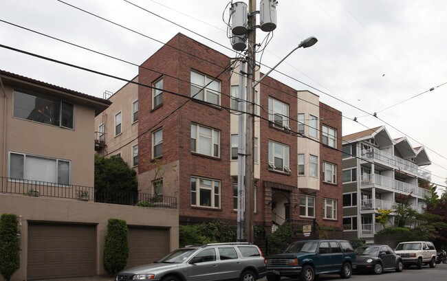 Carlyle Apartments in Seattle, WA - Building Photo - Building Photo