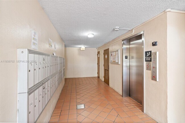 14301 N Kendall Dr in Miami, FL - Building Photo - Building Photo
