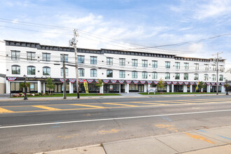 96 W Main St in Smithtown, NY - Foto de edificio - Building Photo