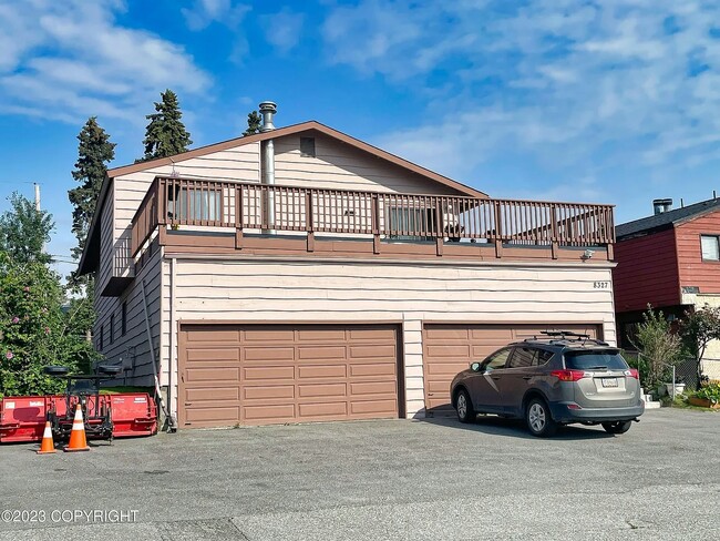 8327 Jewel Lake Rd in Anchorage, AK - Foto de edificio - Building Photo
