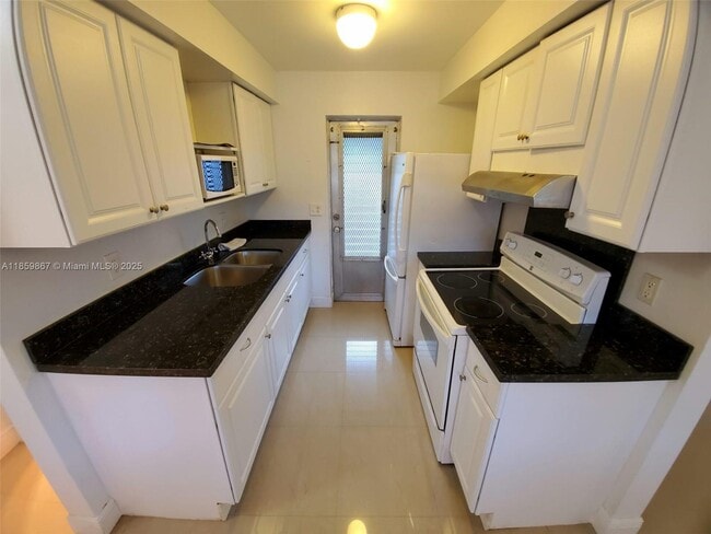 729 NE 6th St in Hallandale Beach, FL - Building Photo - Building Photo