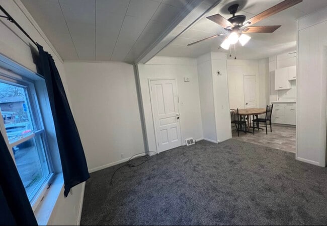 611 N 3rd St, Unit Apt B in Jeannette, PA - Building Photo - Building Photo