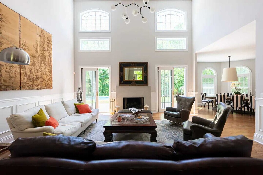 19 Old School House Ln in East Hampton, NY - Building Photo