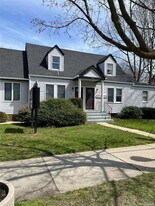 256 N Wellwood Ave in Lindenhurst, NY - Building Photo