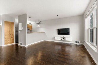 423 NW Uptown Terrace in Portland, OR - Building Photo - Building Photo