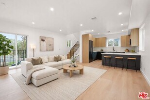 913 N Hobart Blvd in Los Angeles, CA - Building Photo