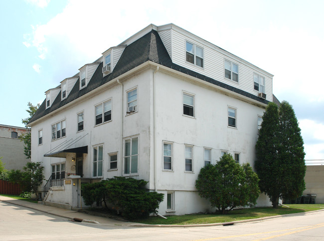 Colonial Apartments in De Pere, WI - Building Photo - Building Photo