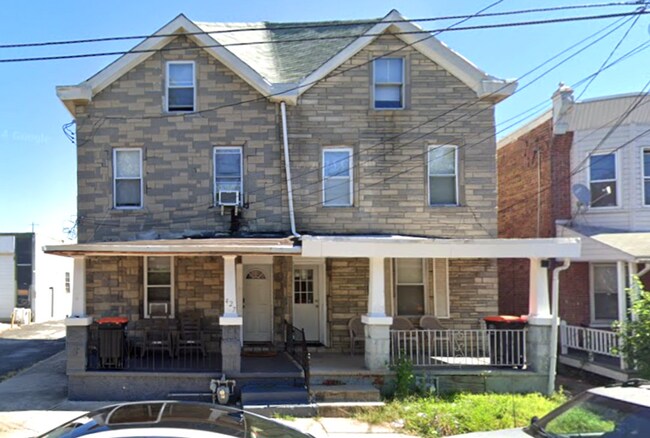 425 Highland Ave in Chester, PA - Foto de edificio - Building Photo