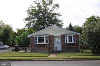 402 W Evesham Rd in Gloucester Township, NJ - Building Photo - Building Photo