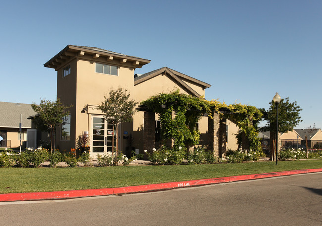 College Park Apartment Homes in Lemoore, CA - Building Photo - Building Photo