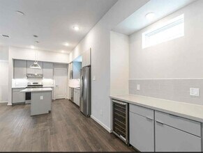 5823 Fairdale Ln in Houston, TX - Building Photo - Building Photo