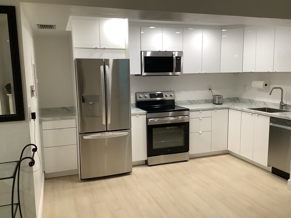 20301 NE 30th Ave, Unit Aventura Mall on circle in Aventura, FL - Building Photo