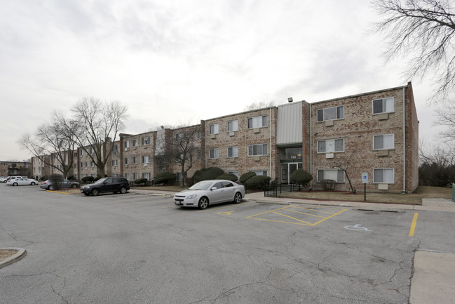 College Park Apartments in Addison, IL - Building Photo - Building Photo