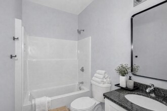 241 W 6th St in Lowell, MA - Foto de edificio - Building Photo