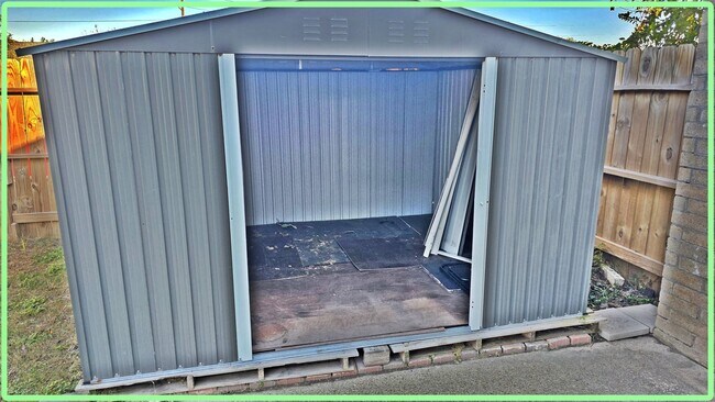 17302 Davenway Dr in Houston, TX - Foto de edificio - Building Photo