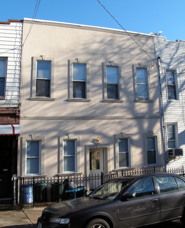 503 Grandview Ave in Flushing, NY - Building Photo - Building Photo