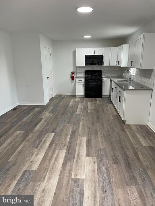 215 Broad St in Swedesboro, NJ - Building Photo