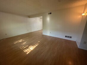 8879 Salmon Falls Dr in Sacramento, CA - Building Photo - Building Photo