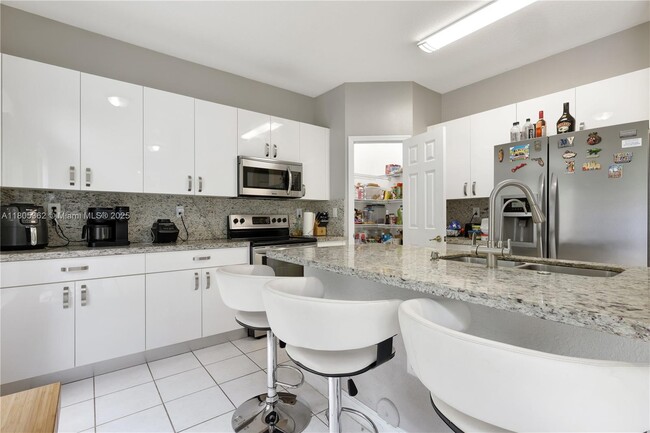 5620 NW 113th Pl in Doral, FL - Building Photo - Building Photo