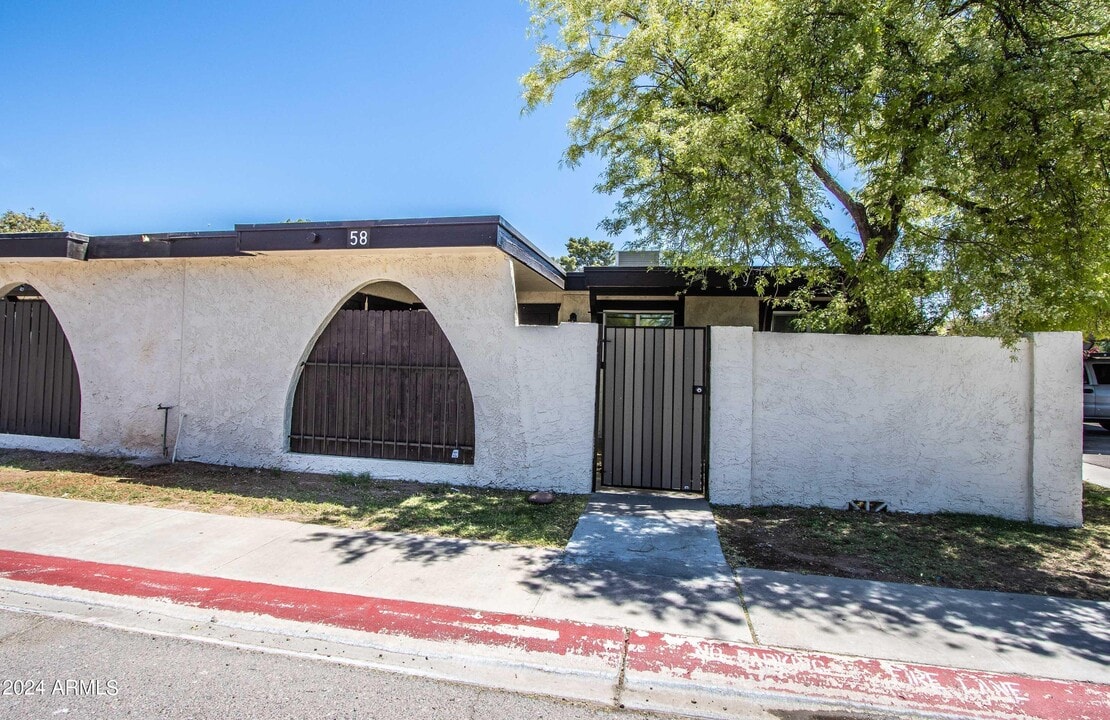 720 S Dobson Rd in Mesa, AZ - Building Photo