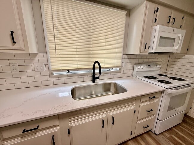 1710 Carriage Hill Dr in Waterloo, IA - Building Photo - Building Photo