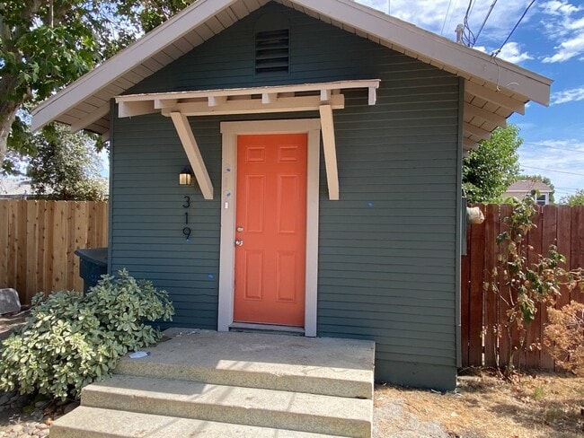 319 E San Joaquin Ave