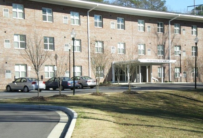 Presbyterian Apartments I & II in Northport, AL - Foto de edificio - Building Photo