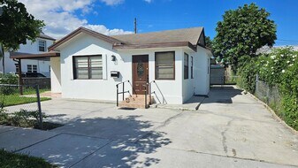 421 Ardmore Rd in West Palm Beach, FL - Building Photo