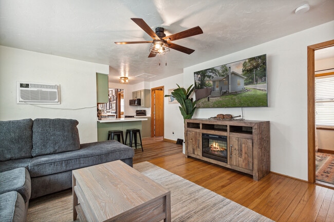 240 Koshkonong Dr in Edgerton, WI - Foto de edificio - Building Photo