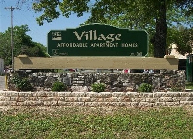 1410 Naples St in Castroville, TX - Foto de edificio - Building Photo