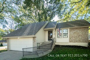 7434 Santa Fe Dr in Overland Park, KS - Building Photo