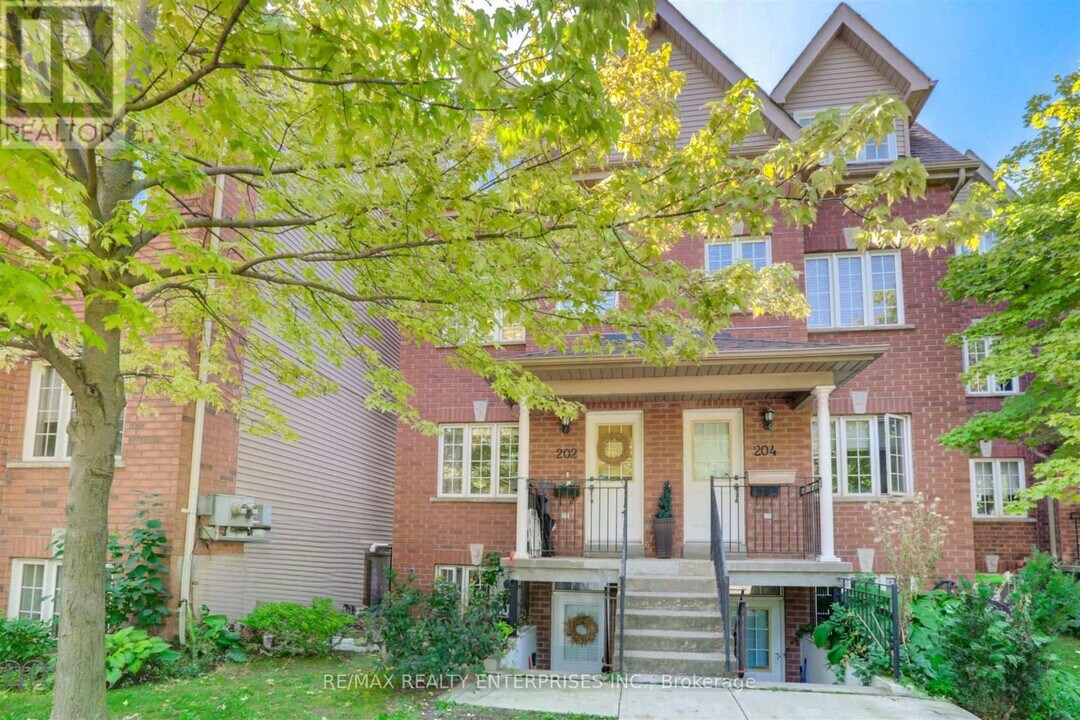 202 Wiltshire Ave in Toronto, ON - Building Photo
