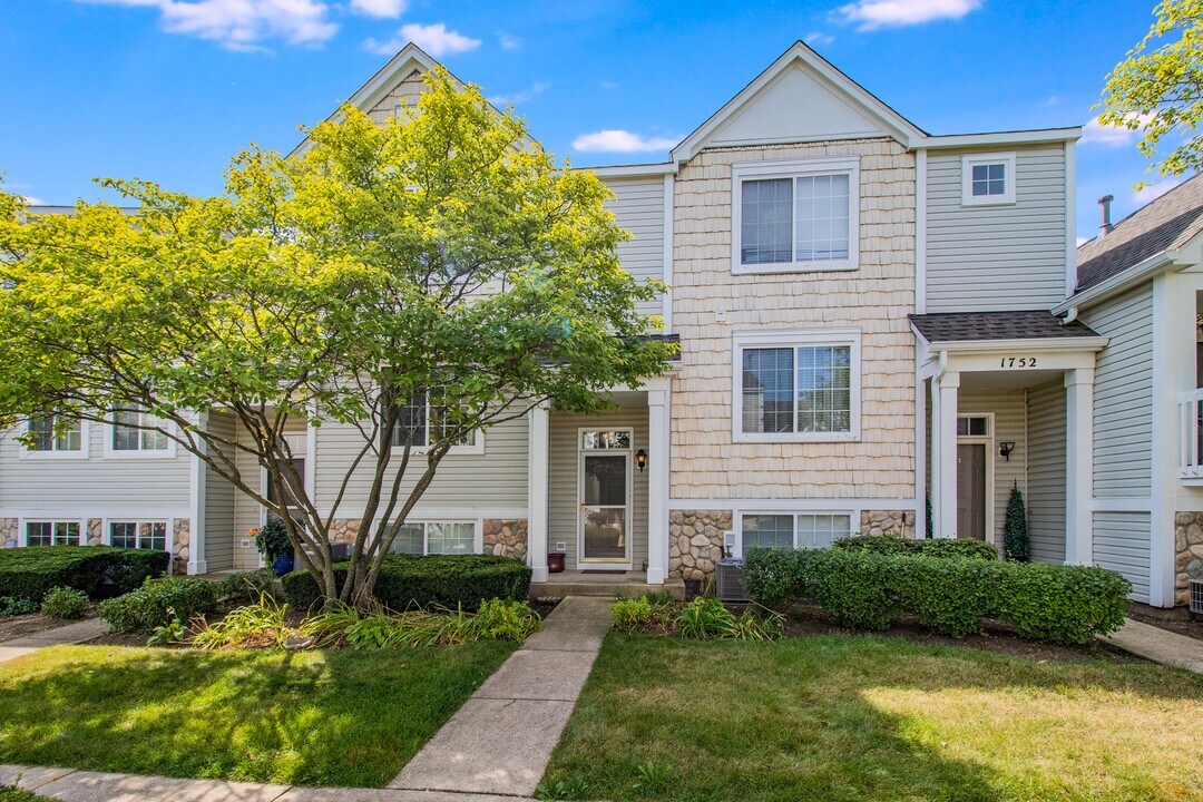 1754 Middlebury Dr in Aurora, IL - Building Photo