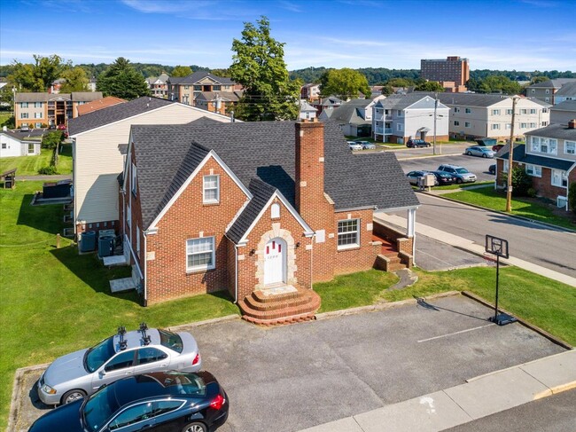 1200 Fairfax St in Radford, VA - Foto de edificio - Building Photo