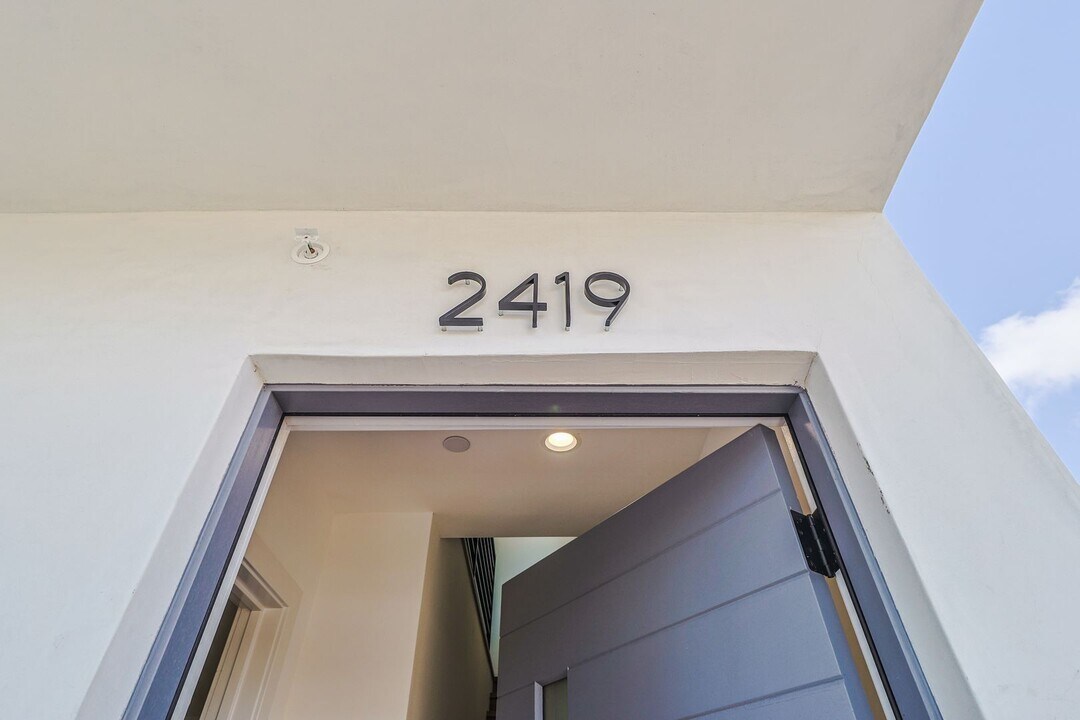 2419 Carmona Ave in Los Angeles, CA - Building Photo