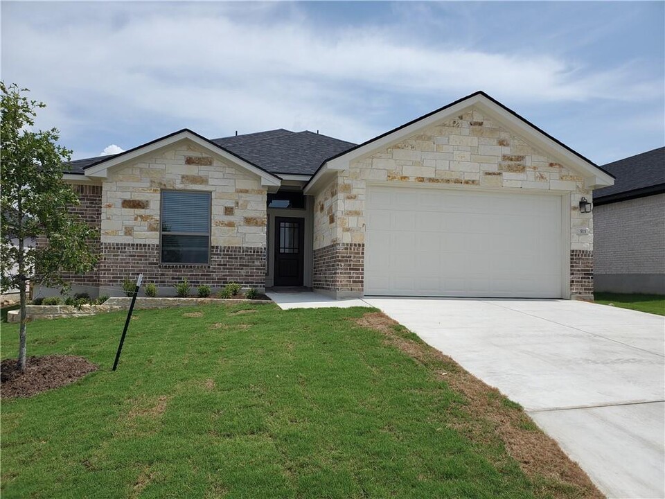 513 County Rd 306 in Jarrell, TX - Building Photo