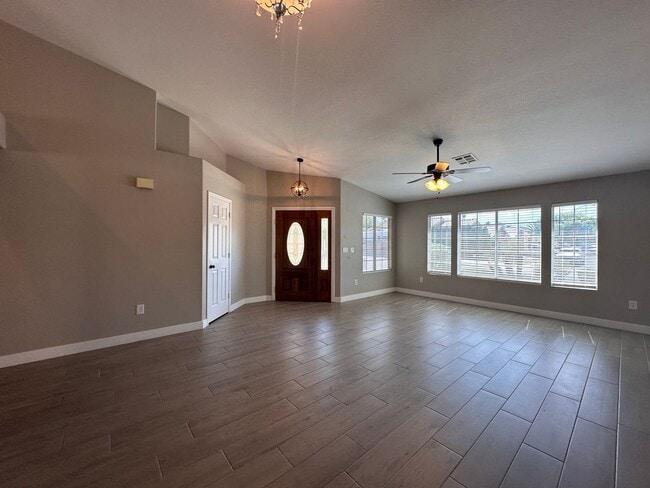 8256 Lone Feather Ln in Las Vegas, NV - Foto de edificio - Building Photo