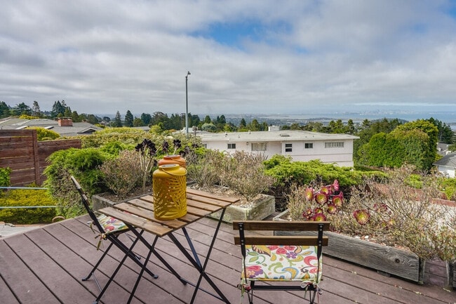 12 Highland Blvd in Kensington, CA - Foto de edificio - Building Photo