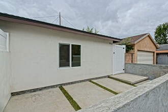 7761 Loma Verde Ave in Los Angeles, CA - Building Photo - Building Photo