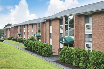 Nutmeg Woods in New London, CT - Foto de edificio - Building Photo