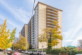 The Camelot in Jamaica Est, NY - Building Photo - Primary Photo