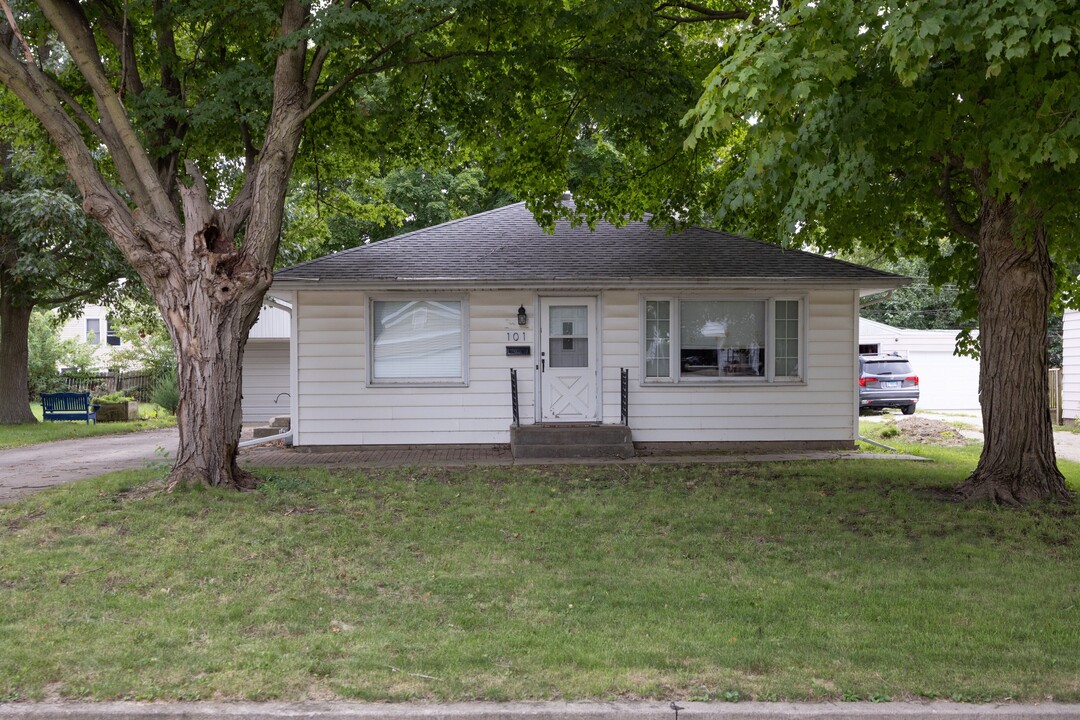 101 W Cypress St in Normal, IL - Foto de edificio