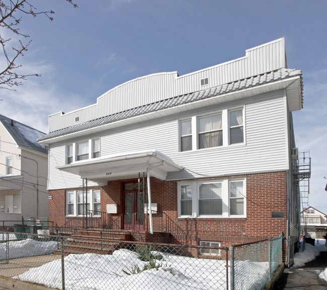 628 Adams Ave in Elizabeth, NJ - Building Photo - Building Photo