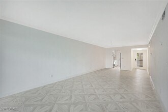 212 Banyan Blvd in Naples, FL - Foto de edificio - Building Photo
