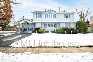 654 Bermuda Rd in West Babylon, NY - Building Photo