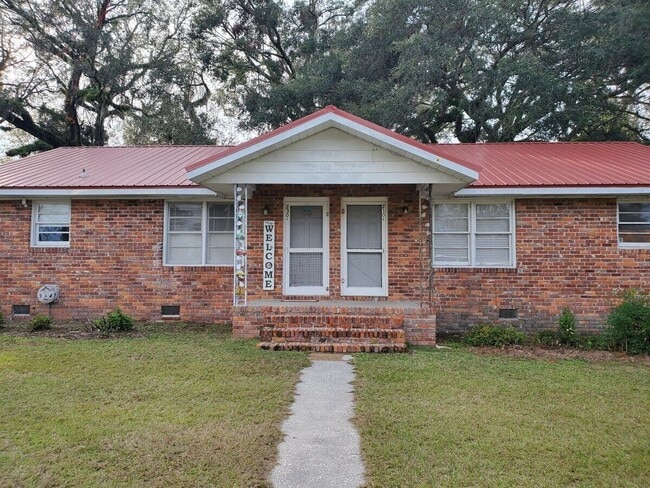 property at 230 SW Lemoyne Ave