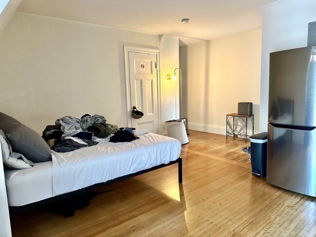 1750 Beacon St, Unit 9 in Brookline, MA - Building Photo - Building Photo