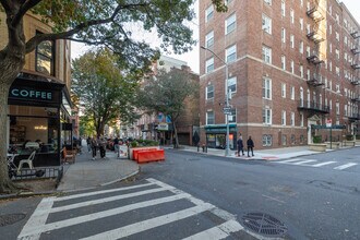 Hamilton House in Brooklyn, NY - Foto de edificio - Building Photo