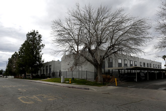 Shadow Mountain Apartments in San Jacinto, CA - Foto de edificio - Building Photo