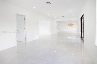 17600 NE 2nd Ct in North Miami Beach, FL - Building Photo